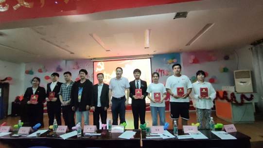 说明: 一群人站在桌子边中度可信度描述已自动生成