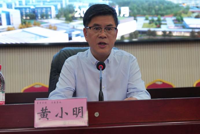 柜台前的人描述已自动生成