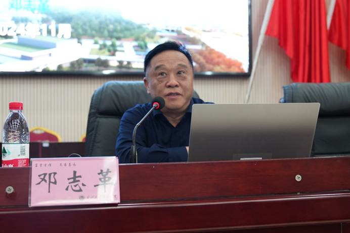 桌子上有男人的照片上写着字描述已自动生成